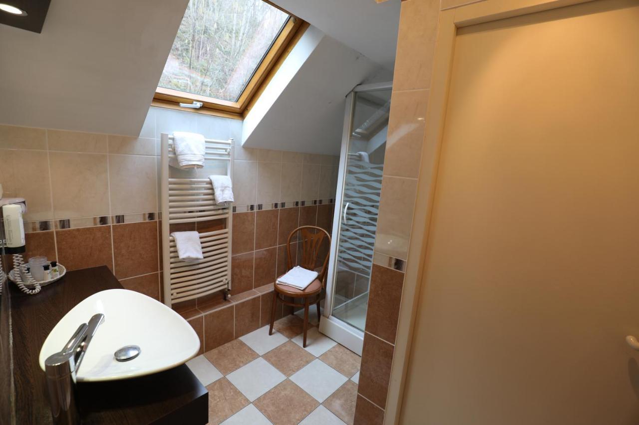 Logis Le Bourguignon Hotel Bèze Eksteriør billede