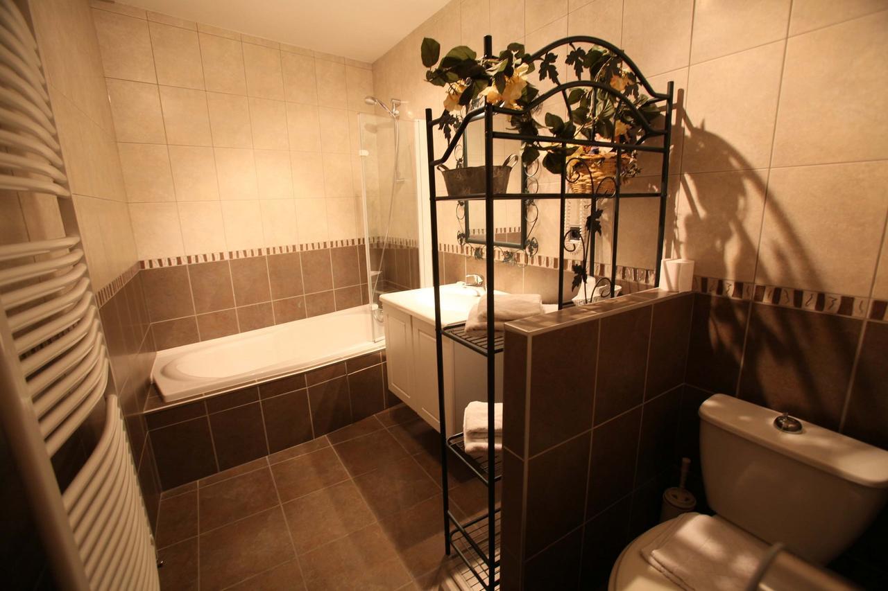 Logis Le Bourguignon Hotel Bèze Eksteriør billede